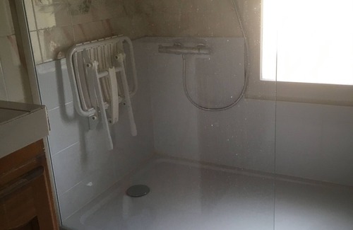 Jonquerettes Bed & Breakfast | Tramontane, bedroom and TV room, near Avignon.