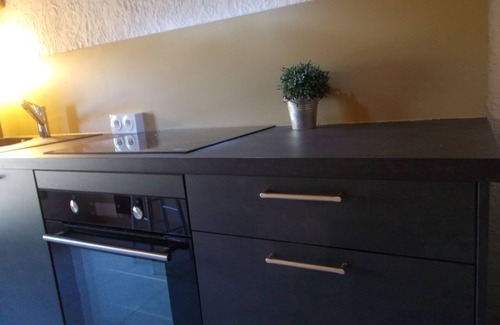 Jonquerettes Bed & Breakfast | Tramontane, bedroom and TV room, near Avignon.