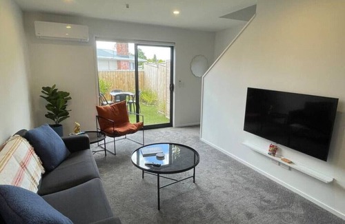 Henderson House | Tranquil 2BR House on Te Kanawa Crescent