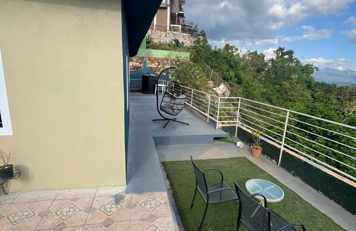 Saint Andrew Apartment | Tranquil 3-bedroom apartment with WiFi in Kingston