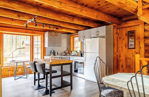 Puslinch Cabin | Tranquil 3BR Log Cabin in Cambridge, Ontario: WiFi, Woodland Trails, Sleeps 6