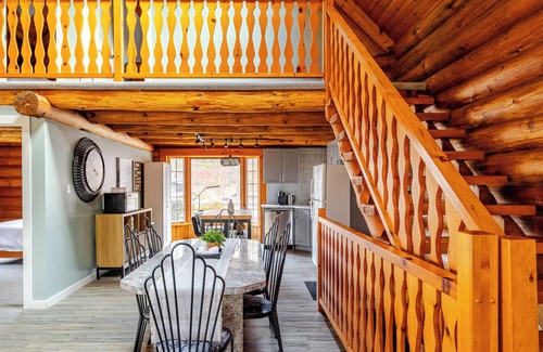 Puslinch Cabin | Tranquil 3BR Log Cabin in Cambridge, Ontario: WiFi, Woodland Trails, Sleeps 6