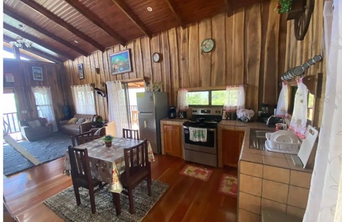 Roble Cabin | Tranquil 4-bedroom cabin in La Suiza with WiFi