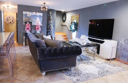 Fox Valley House | Tranquil 4-bedroom house in Glen Ellyn.Your ideal home away from home!