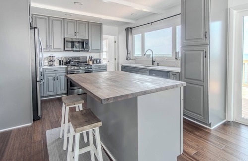 Dexter House | Tranquil 4 Bedroom Lake House on Guffin Bay