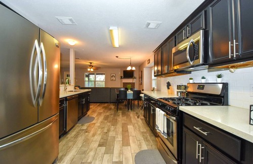 FM 1960 Apartment | Tranquil 6-Bedroom w/Pool 25 Min to Downtown SO