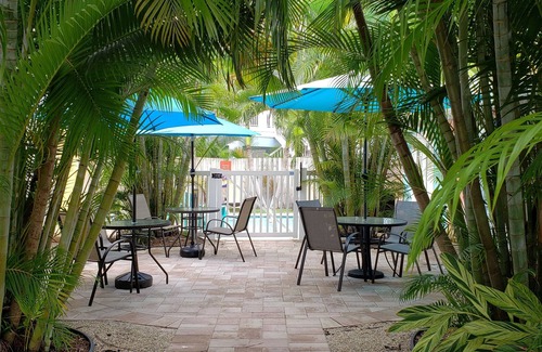 Holmes Beach Apartment | Tranquil AMI Resort Unit 4 all amenities! Central Holmes Beach