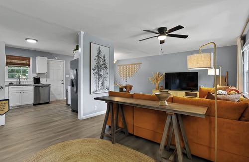 East Raleigh House | Tranquil and comfy 4-bedroom house- games, grill, yard in Raleigh!