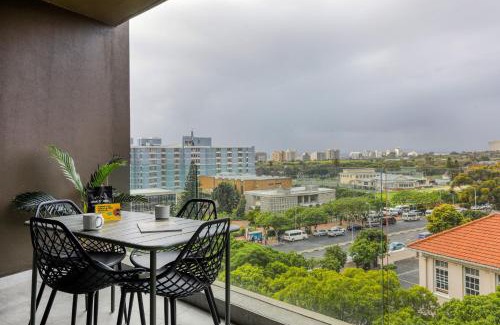 Three Anchor Bay Apartment | Tranquil Apartment on the Promenade