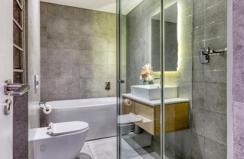 Three Anchor Bay Apartment | Tranquil Apartment on the Promenade