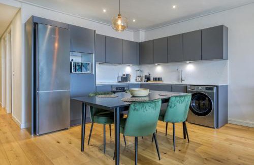 Three Anchor Bay Apartment | Tranquil Apartment on the Promenade