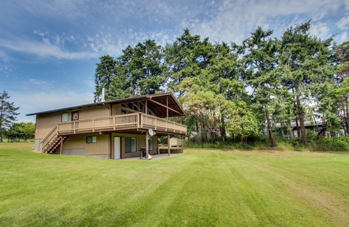 Lopez Island House | Tranquil Bayfront Home with Covered Deck & Large Lawn - Close to Beach