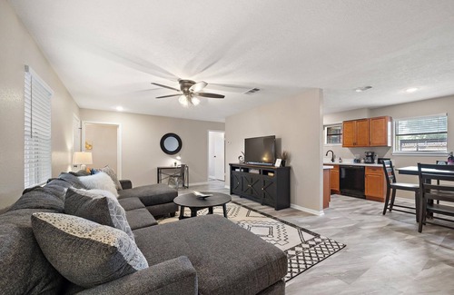El Lago House | Tranquil Beach Retreat - Steps to Seabrook