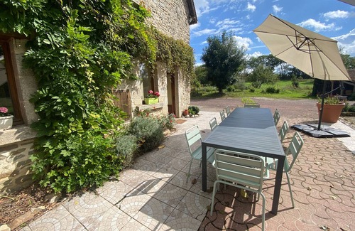 Moulins-le-Carbonnel Cottage | Tranquil Countryside Retreat with Garden, Games Room, and Easy Access to Outdoor Activities