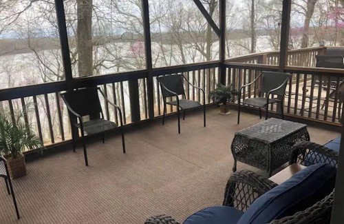 Glasgow Cabin | Tranquil Cabin on Barren River Lake