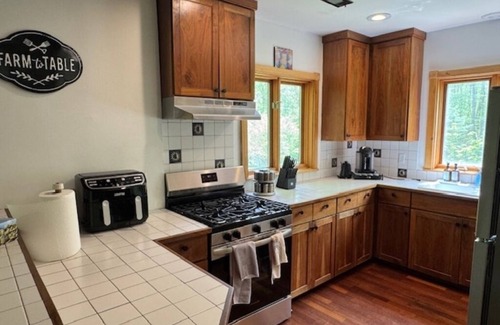 Sperryville House | Tranquil Cardinal Hill Cabin- Perfect for Relaxation & Exploration. Pet Friendly