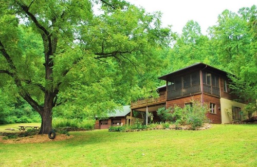 Sperryville House | Tranquil Cardinal Hill Cabin- Perfect for Relaxation & Exploration. Pet Friendly