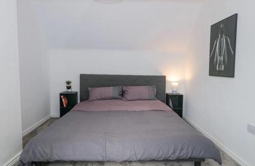 Bushton House | Tranquil Clyffe Cottage