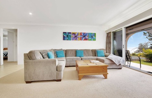 Lammermoor Beach House | Tranquil Cooee Bay! On the Esplanade!