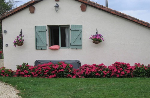 Aubigny Cottage | Tranquil cottage set in the heart of the Deux Sevres countryside.