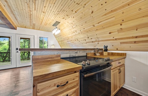 Cashes Valley Cabin | Tranquil Creek View A-frame Cabin
