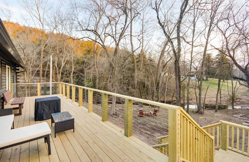 Pineville Cabin | Tranquil Creekside Hideout: Families Welcome!