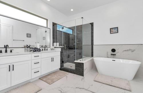 South Central Houston House | Tranquil Downtown Escape with Backyard