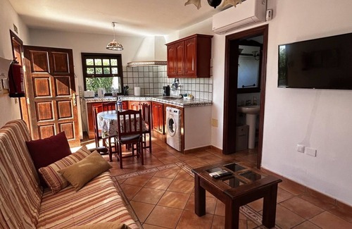 Los Llanos Cottage | Tranquil Cottage with Heated Pool near Tazacorte Beach, Panoramic Cald