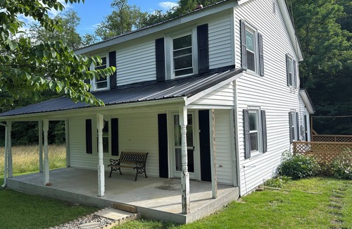 Simmonsville House | Tranquil Escape in New Castle
