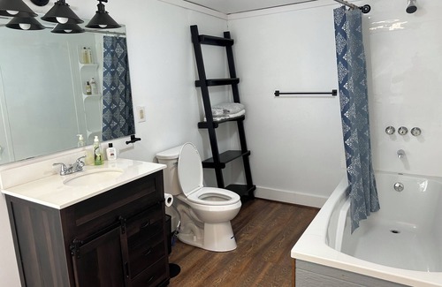 Simmonsville House | Tranquil Escape in New Castle