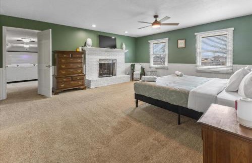 Indianapolis House | Tranquil Escape on 1 Acre Near Eagle Creek