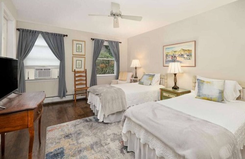 Sandgate Cabin | Tranquil Estate with 14 bedrooms, 17 bathrooms, 3-acre private yard