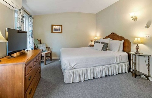 Sandgate Cabin | Tranquil Estate with 14 bedrooms, 17 bathrooms, 3-acre private yard