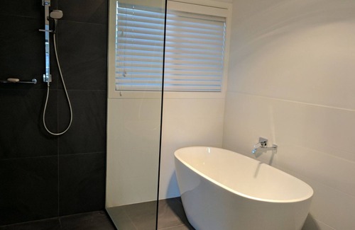 Rhyll House | Tranquil Foreshore beach Setting