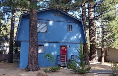 Highland Woods House | Tranquil fully renovated spacious home a few steps from Barton Meadow