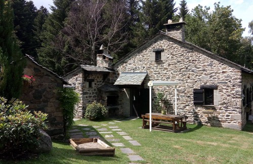 Queyrieres Cottage | Tranquil Getaway: Cozy Home with Forest Views, Fireplace, and Family Amenities
