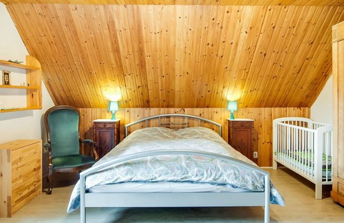 Krinkelt House | Tranquil Holiday Home with Private Garden