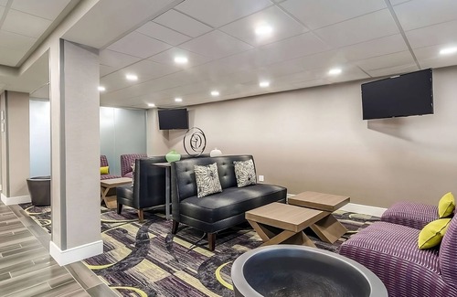 Myrtle Beach Hotel | Tranquil Hotel Room Perfect for Relaxing Beach Days & Swimming Fun
