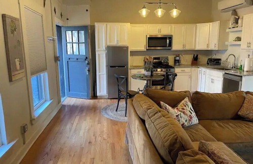 Cincinnati Cottage | Tranquil In-Town Garden Carriage House, No pet fee