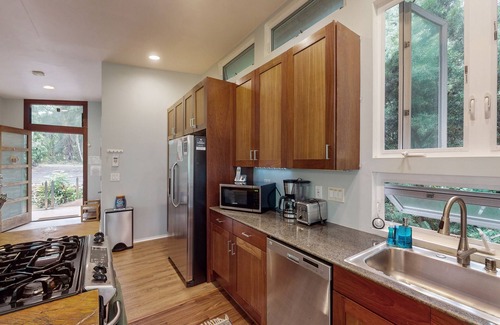 Kehena Beach Estates House | Tranquil Island Escape | Walk to Kehena Beach | Washer & dryer, WiFi