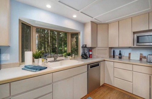 Anderson Island House | Tranquil Island Paradise on Golf Course w/Hot Tub