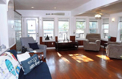 Jamesville House | Tranquil lake home