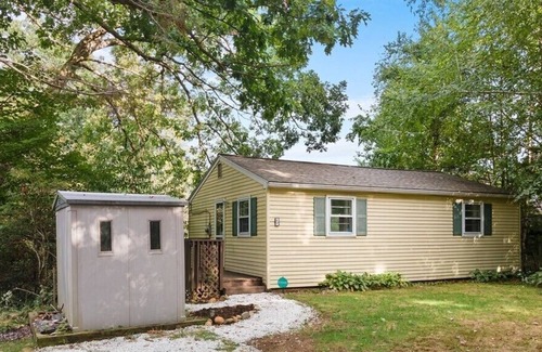 Holland House | Tranquil Lake house on Hamilton Reservoir. Sleeps 7 comfortably