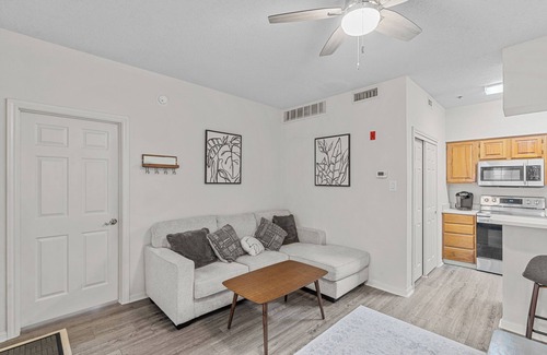 Lago Vista House | Tranquil Lake Travis Retreat: Stylish Modern Condo in Lago Vista