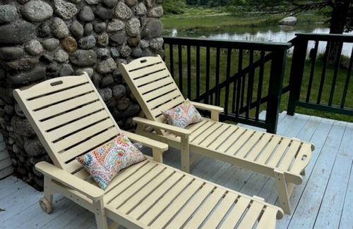 Franklin Cottage | Tranquil lakeside 2-bedroom cottage with optional sleeping cottage in Eastbrook