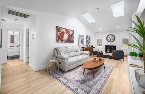 Durham House | Tranquil Light-Filled Retreat 3BR Ranch