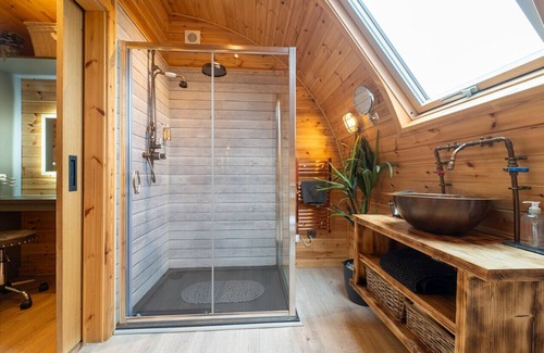 Clitheroe Cabin | Tranquil Luxury: Hot Tub, Firepit, & Superking-size bed