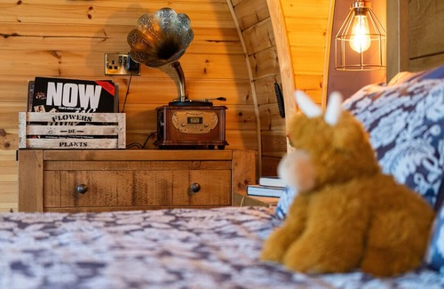 Clitheroe Cabin | Tranquil Luxury: Hot Tub, Firepit, & Superking-size bed