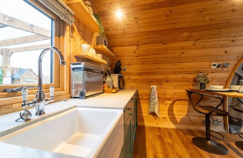Clitheroe Cabin | Tranquil Luxury: Hot Tub, Firepit, & star galzing window