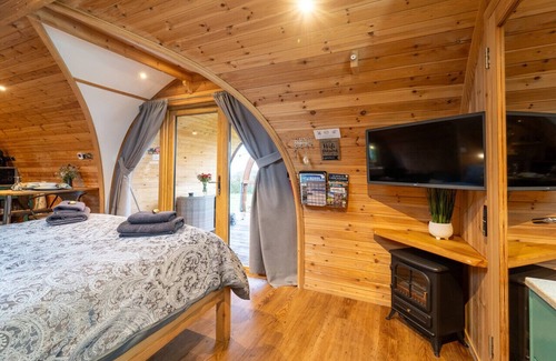 Clitheroe Cabin | Tranquil Luxury: Hot Tub, Firepit, & star galzing window